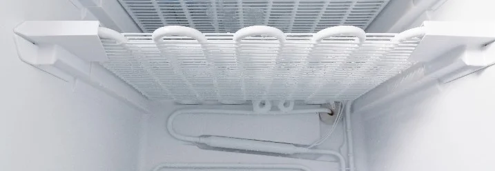 Leerer Gefrierschrank mit sichtbaren Kühlrippen