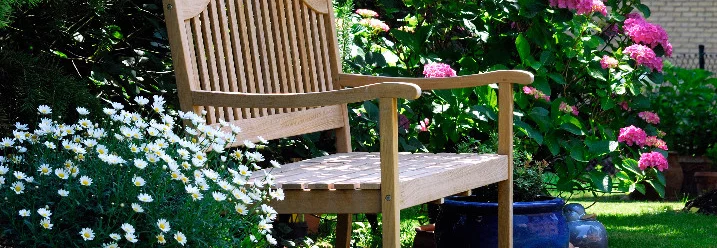 Gartenbank mit Blumen