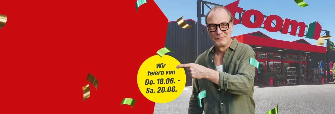 Eine Person steht vor einem Geschäft und deutet auf einen Aktionshinweis.