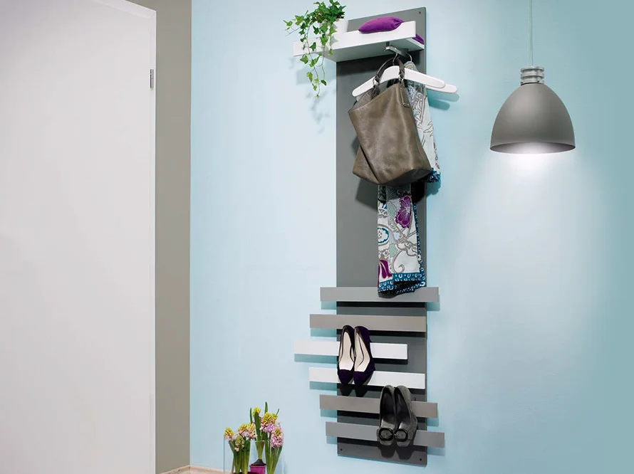 Garderobe mit Schuhablage und Kleiderbügeln