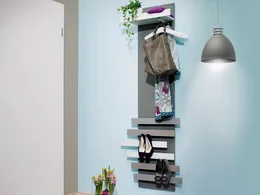 Garderobe mit Schuhablage und Kleiderbügeln