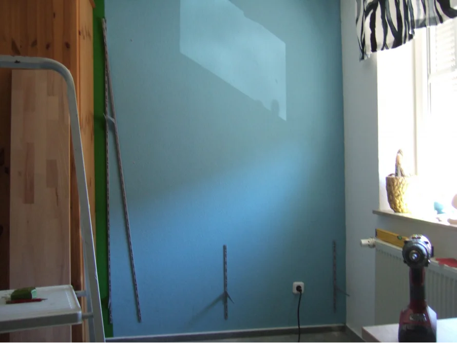 Wandregal mit Ballhalterung