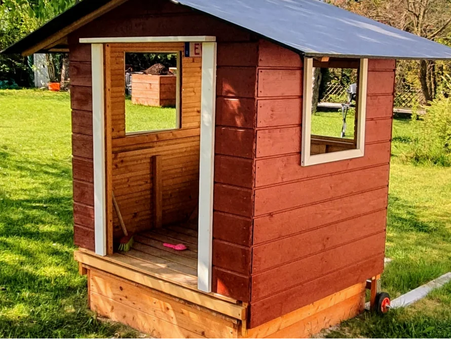 Unfertiges Gartenhaus aus Holz