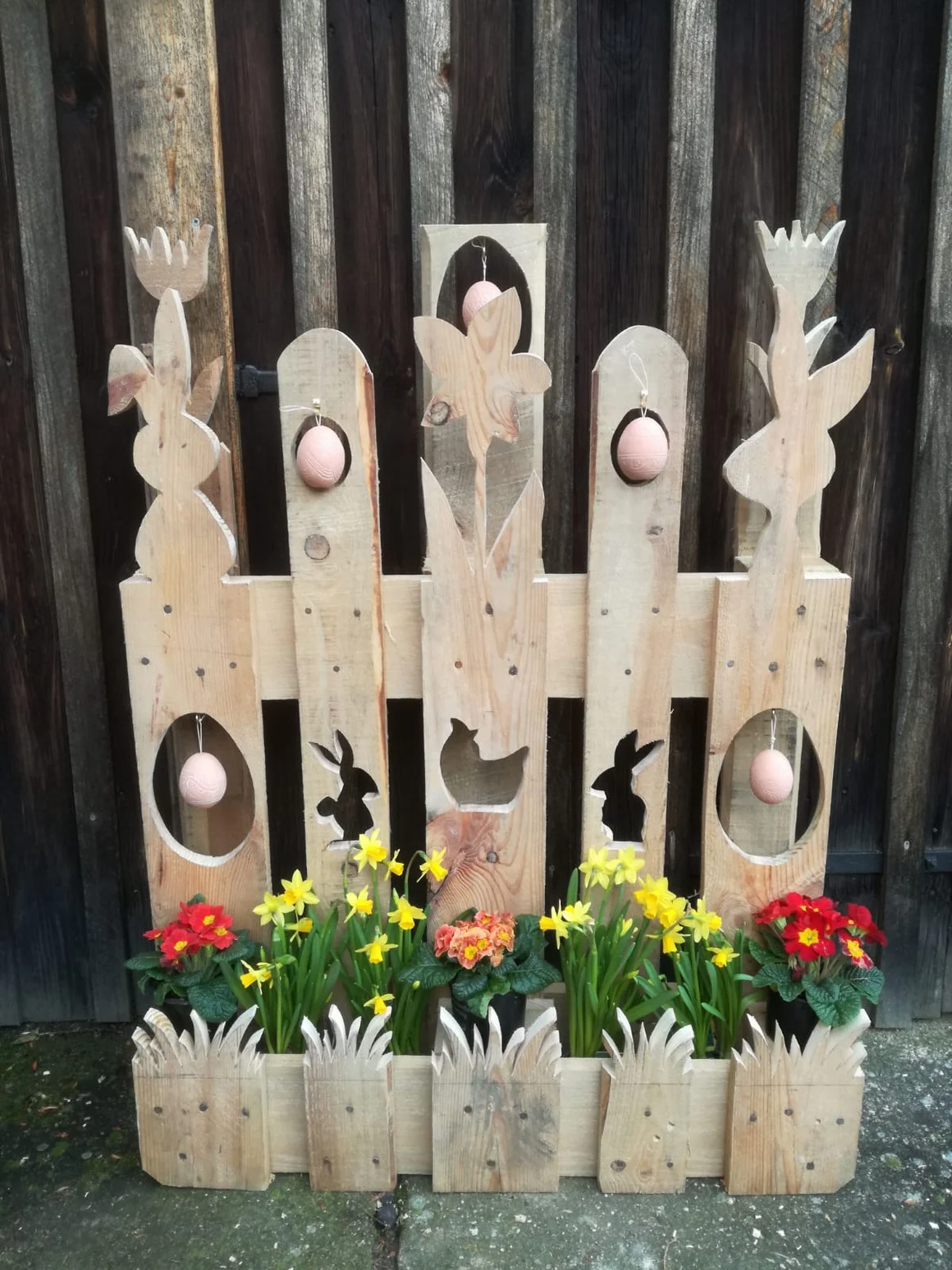 Osterdeko aus Holz mit Blumen