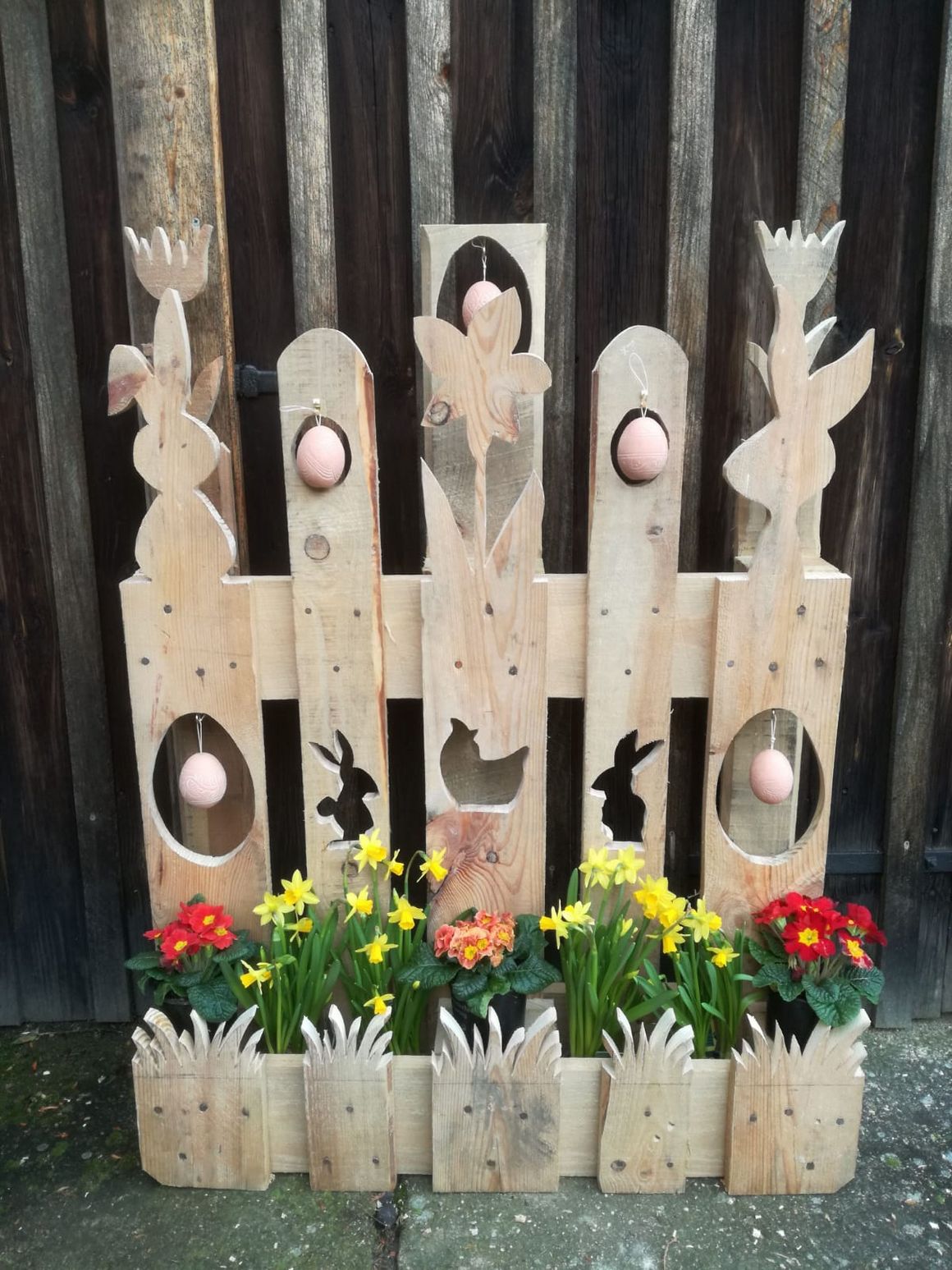 Osterdeko aus Holz mit Blumen