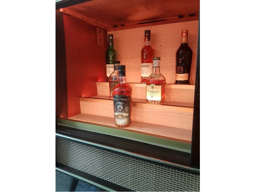Beleuchteter Getränkeschrank mit Spirituosen