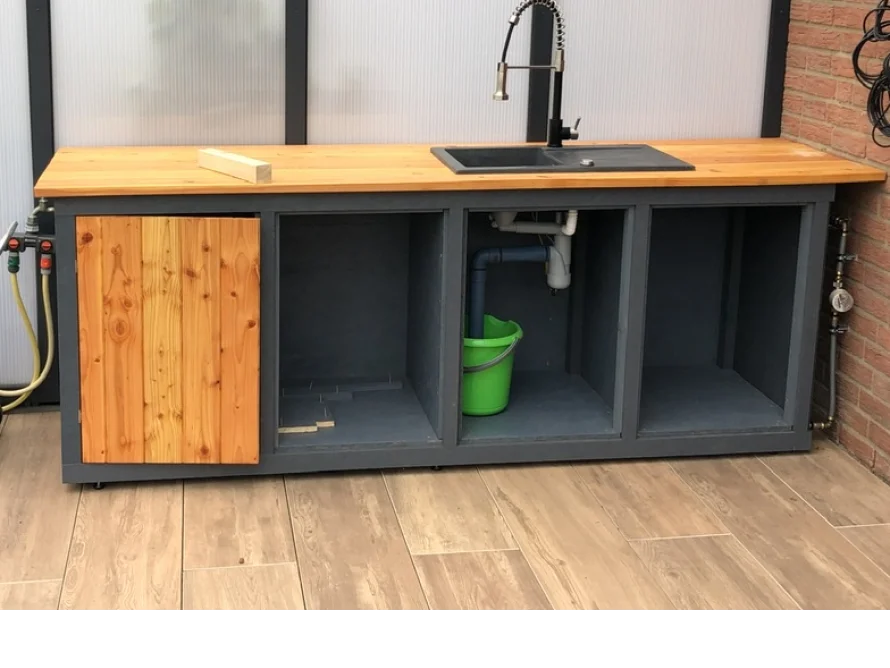 Unfertige Außenküche mit Spüle