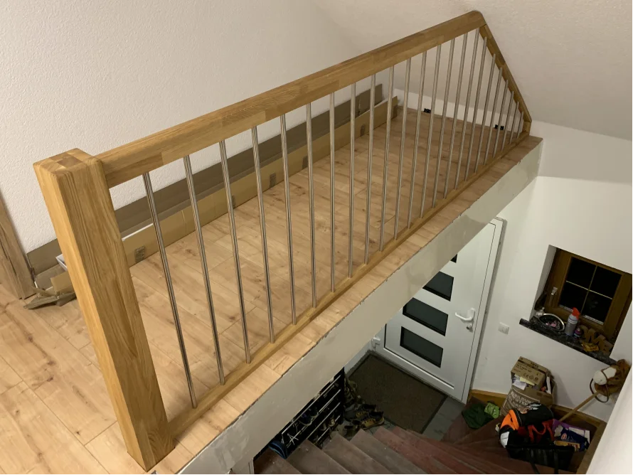 Holzgeländer mit Edelstahlstreben