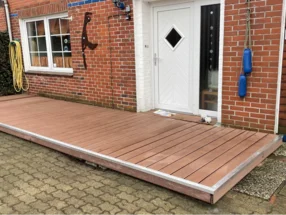 Holzterrasse vor einem Hauseingang