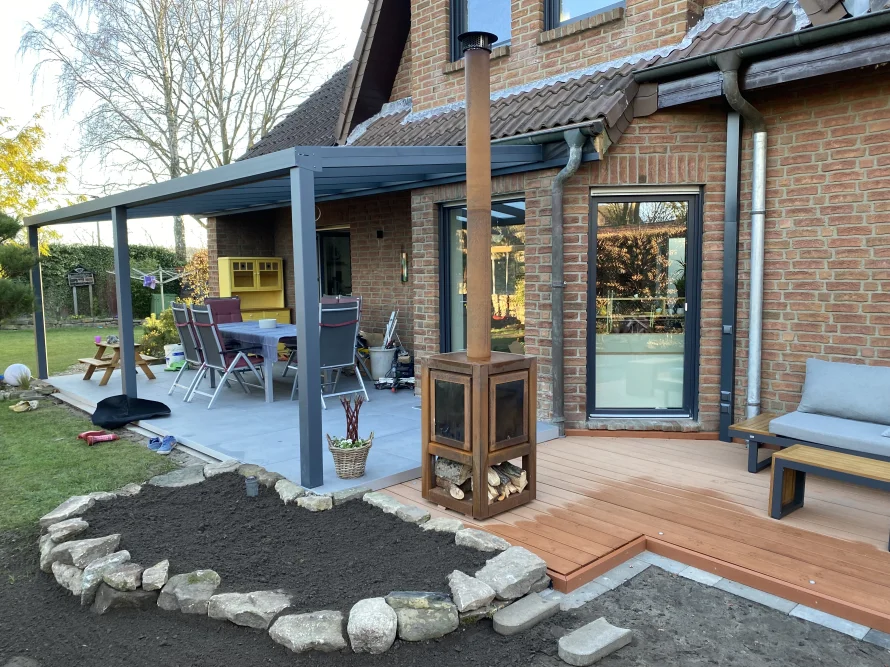 Terrasse mit Überdachung und Ofen