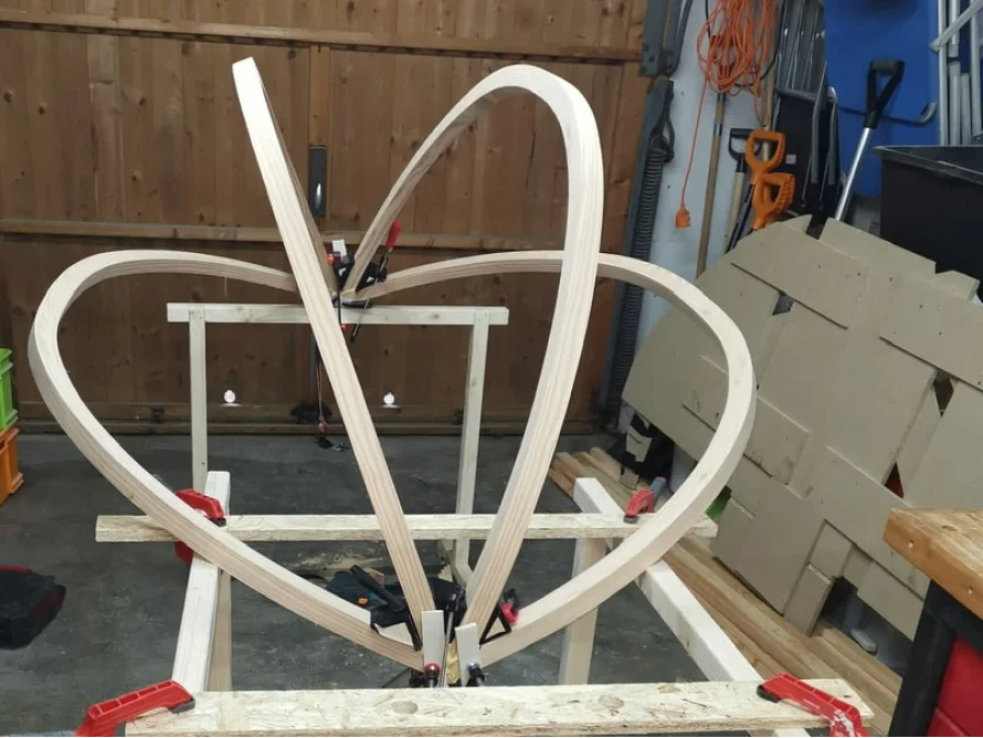 Gebogenes Holzgestell mit Schraubzwingen