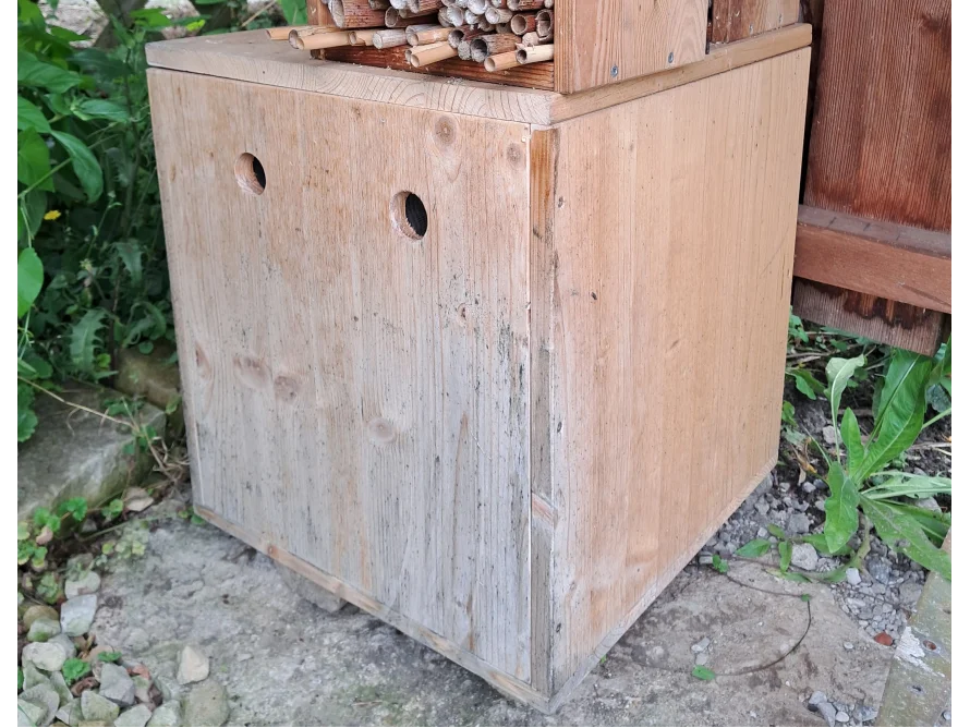 Holzkiste mit zwei Eingängen