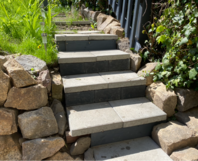 Steintreppe im Garten