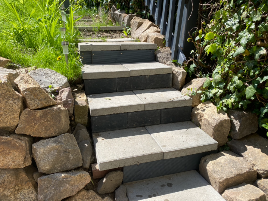 Steintreppe im Garten