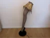 Stehlampe in Form eines Frauenbeins mit Netzstrumpf