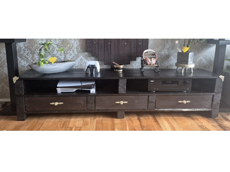 Dunkles Fernsehlowboard mit Deko