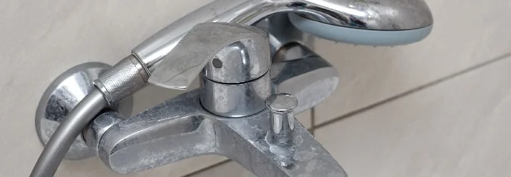 Dusche mit Kalkflecken an der Wand