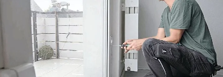 Person montiert Heizkörper mit Schraubendreher