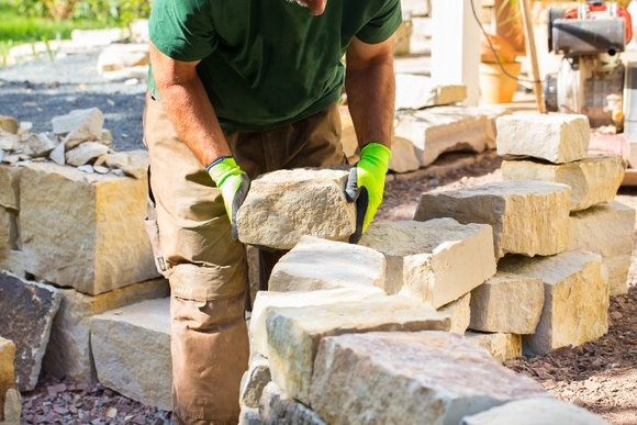 Person baut eine Trockenmauer