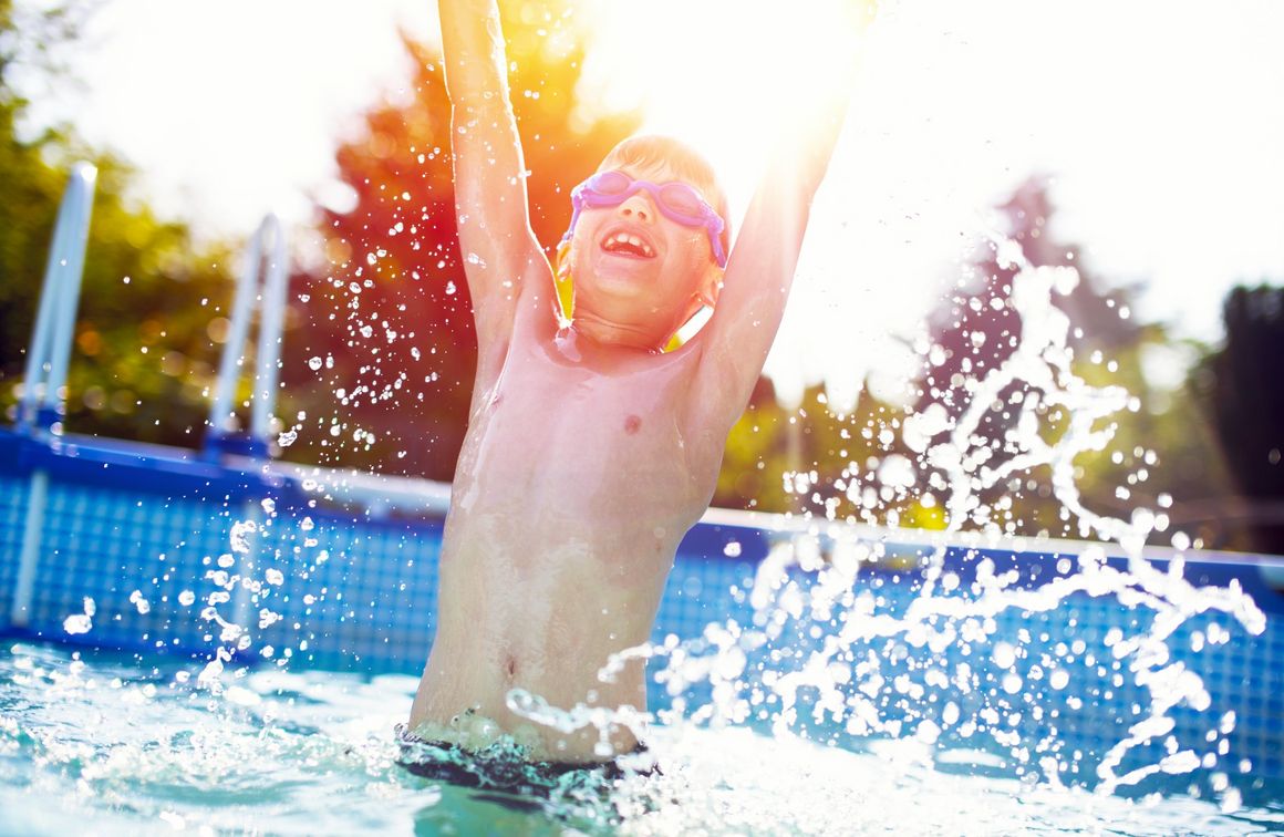 Junge im Pool