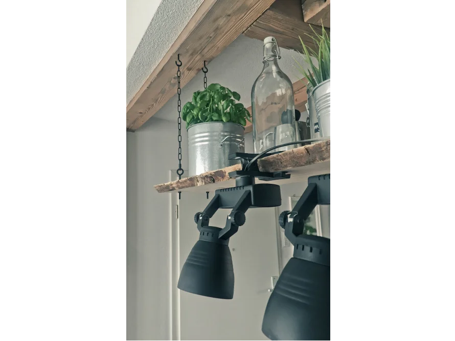 Rustikales Regal mit Kräutern und Beleuchtung