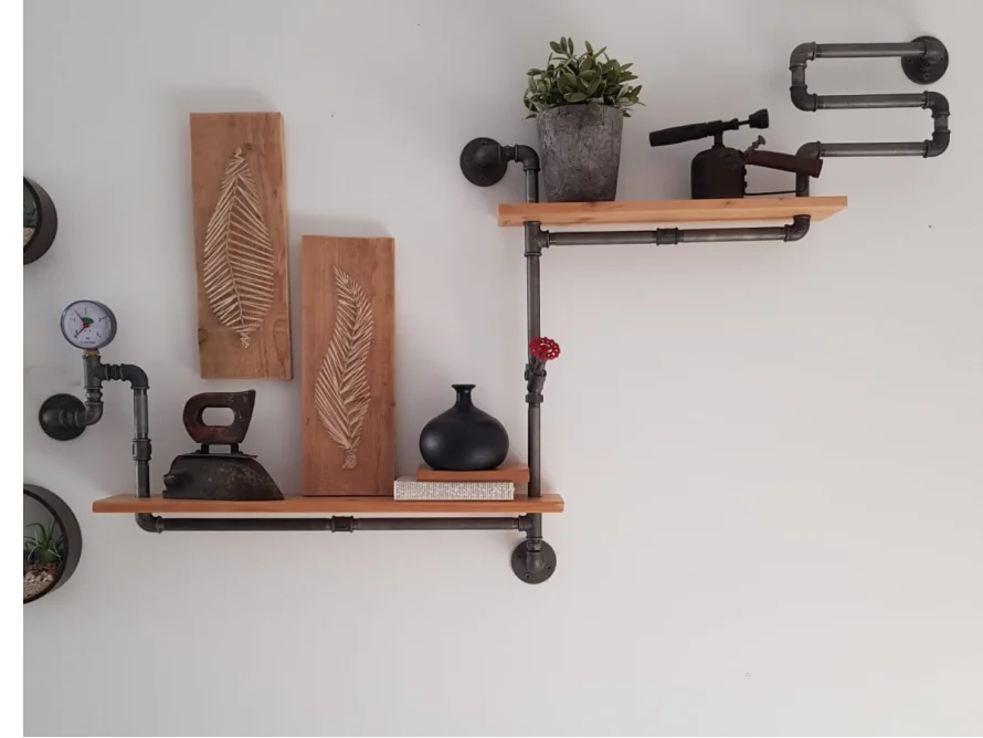 Wandregale aus Rohren und Holz