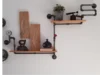 Wandregale aus Rohren und Holz