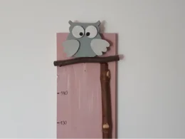 Rosa Kindermesslatte mit Eulenmotiv