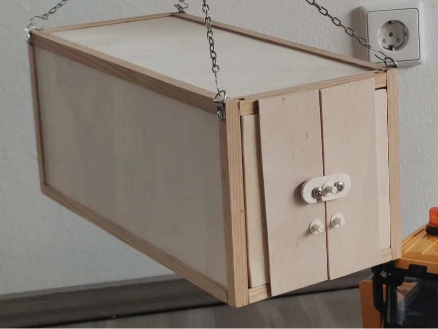 Hölzerne Kiste hängt an Ketten