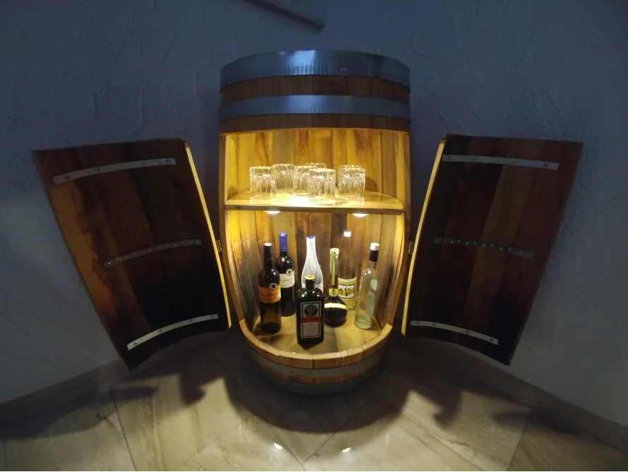 Beleuchteter Barschrank aus einem alten Fass