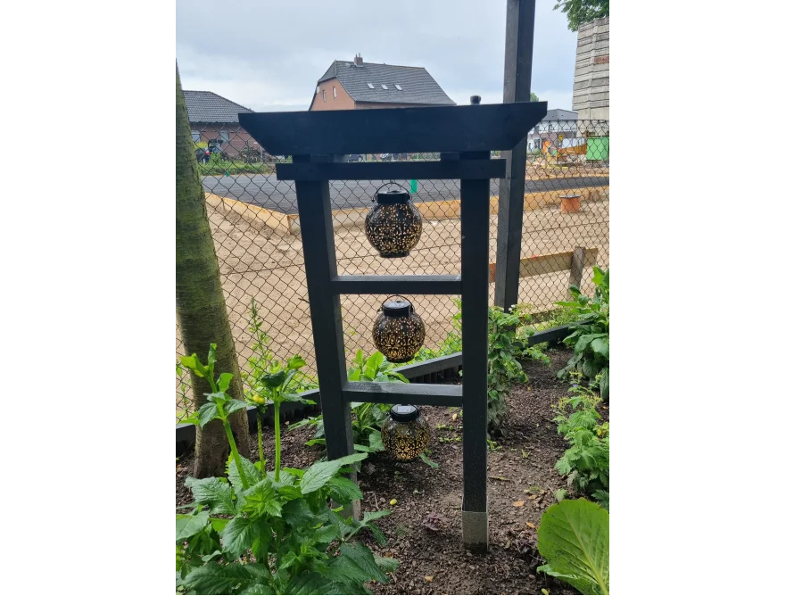 Drei Solarlaternen an einem Gestell