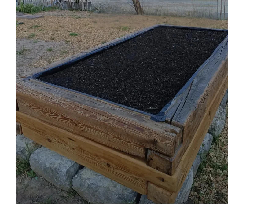 Erhöhtes Gartenbeet aus Holz gefüllt mit Erde