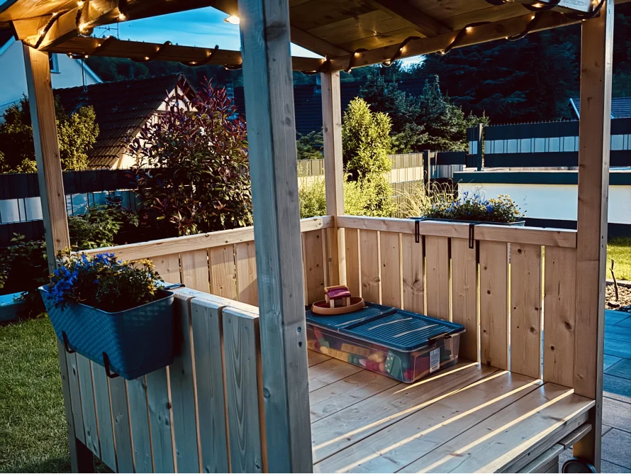 Hölzernes Spielhaus mit Spielzeug