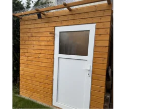 Gartenhaus aus Holz mit weißer Tür