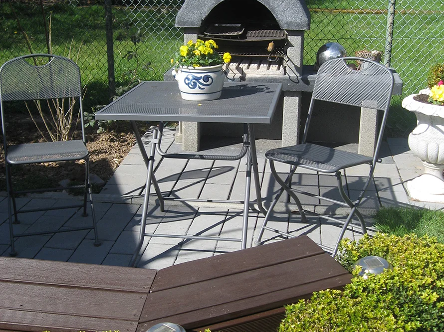 Gartenmöbel und Grill auf Terrasse