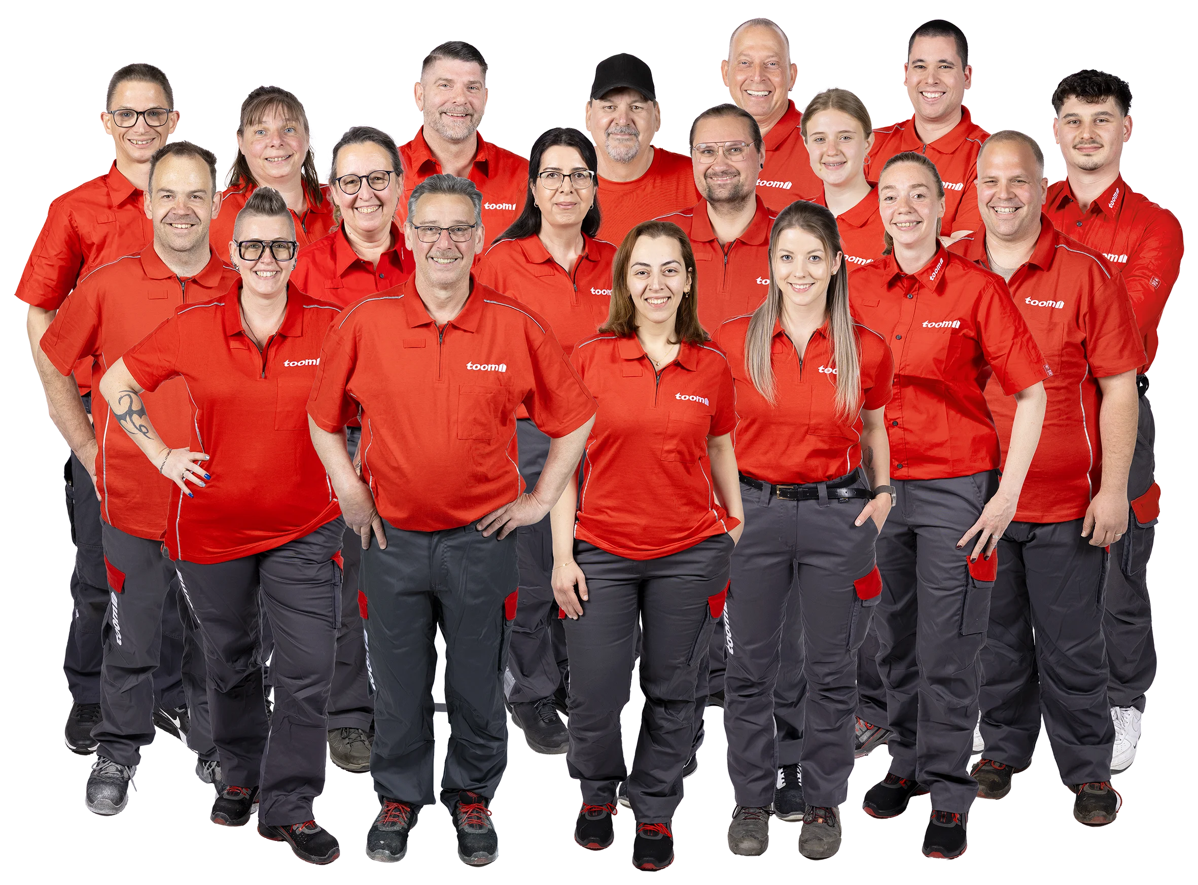 Gruppenfoto eines Teams in einheitlicher roter und grauer Arbeitskleidung.
