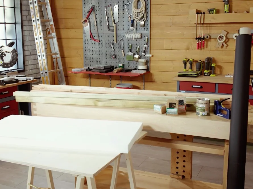 Holzwerkstatt mit Werkbank und Werkzeugwand