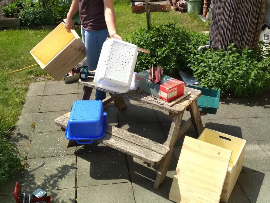 Person baut ein Hochbeet