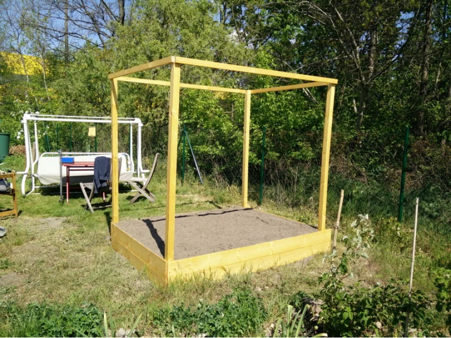 Holzgerüst auf einem Beet