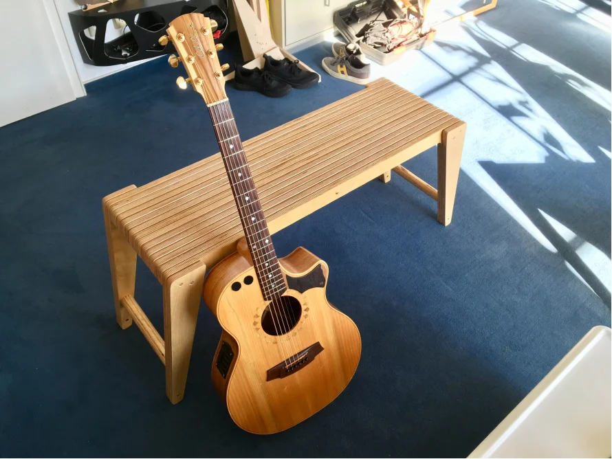 Gitarre an einer Holzbank