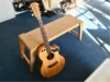 Gitarre an einer Holzbank