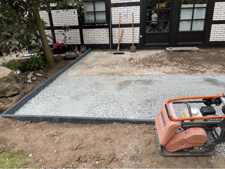 Pflasterarbeiten mit Rüttelplatte