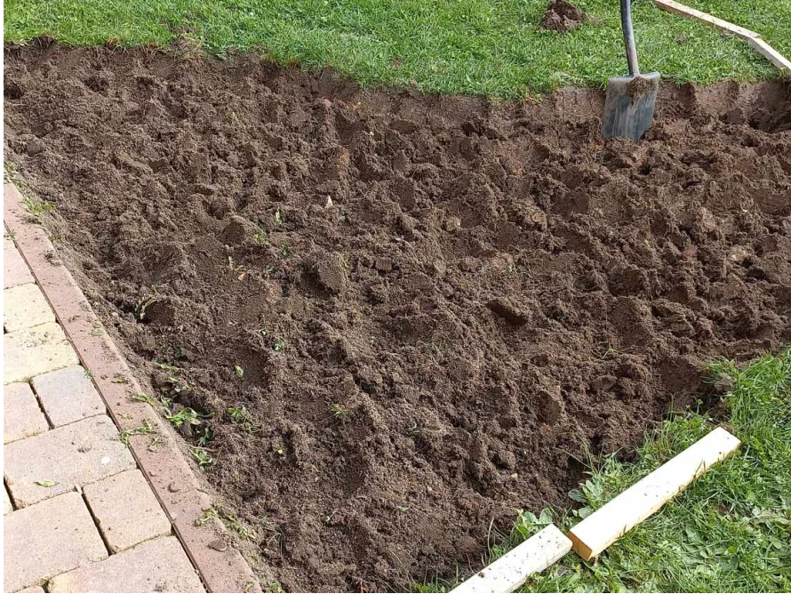 Umgegrabener Gartenboden mit Spaten