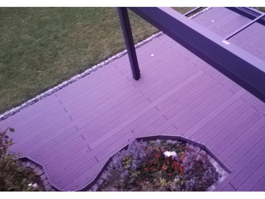 Holzterrasse mit Blumenbeet