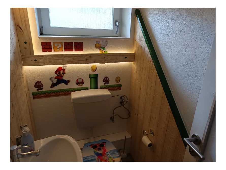 Toilette mit Videospiel Dekoration