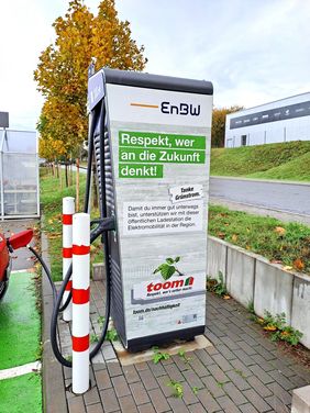 Schnellladesäule von EnBW vot toom Baumarkt