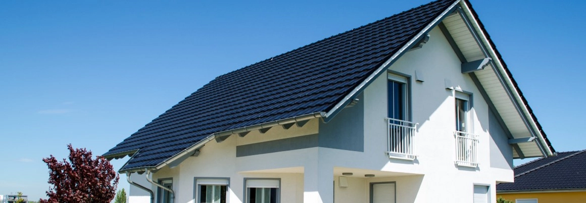 Modernes Haus mit schwarzem Dach