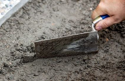 RT Polygonalplatten verlegen Bettungsmoertel 20 26 717x467 Bettungsmörtel auftragen