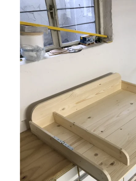 Unfertige Wickelkommode aus Holz
