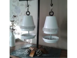 Zwei umgebaute Blumentöpfe als Windlichter